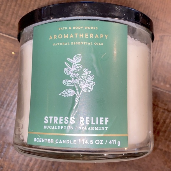 BATH AND BODY WORKS stress relief 3 wick candle eucalyptus & spearmint - Picture 3 of 6